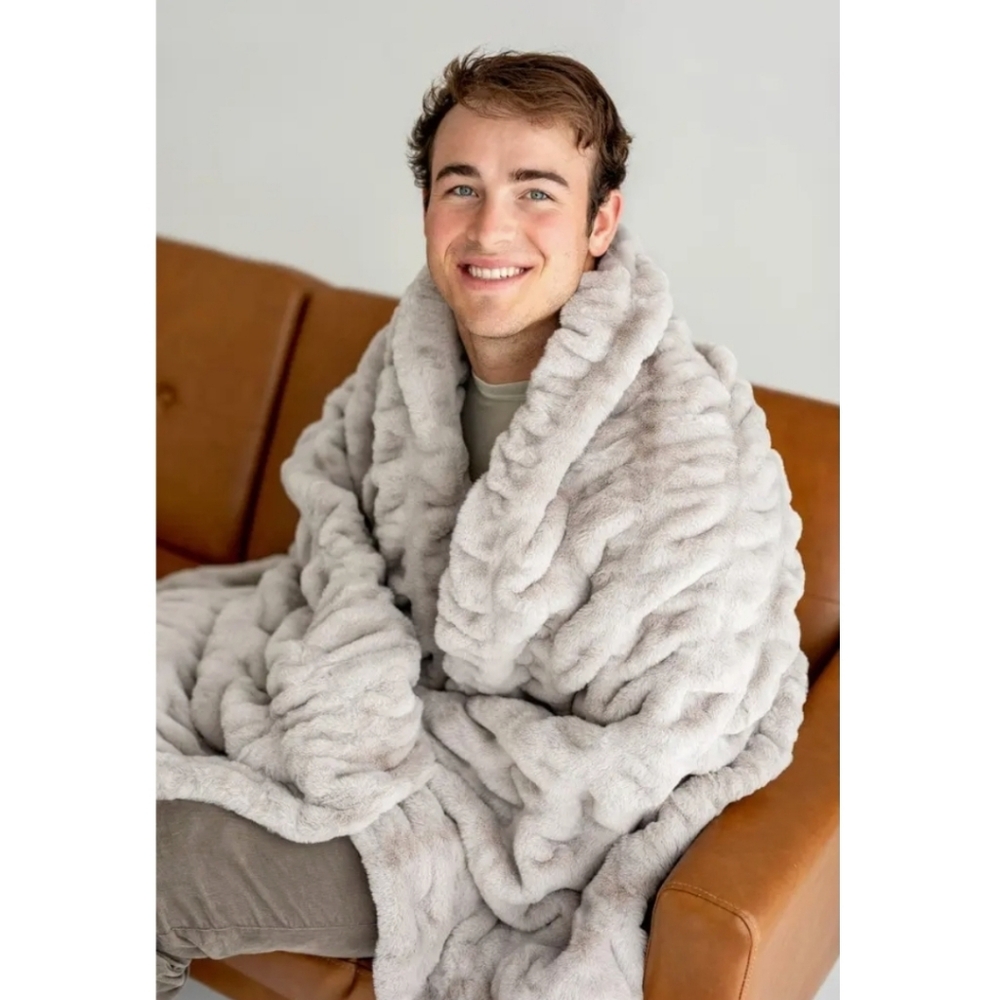 Luxurious Plush Faux Fur Throw Blanket - Light Gray
